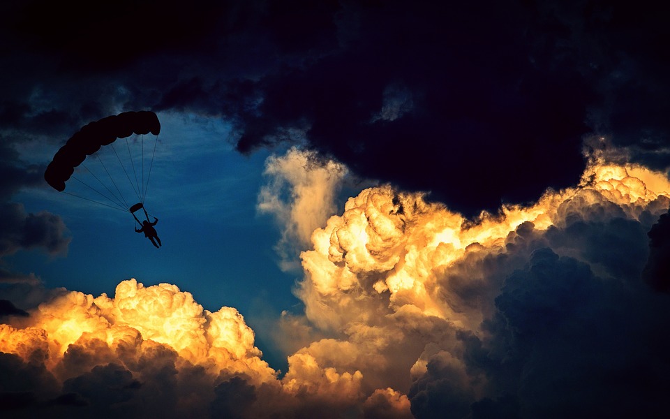 Skok ze spadochronem – w jaki sposób się do niego przygotować